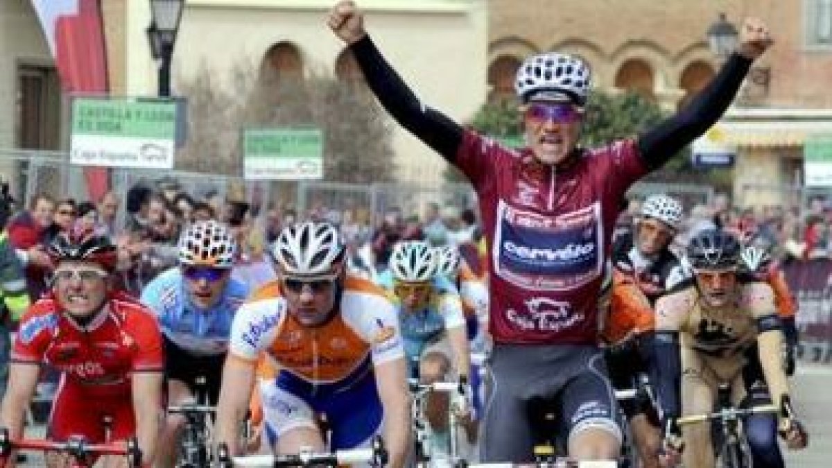 Theo Bos, del Cervelo, levanta los brazos tras ganar al esprint en Carrión de los Condes.