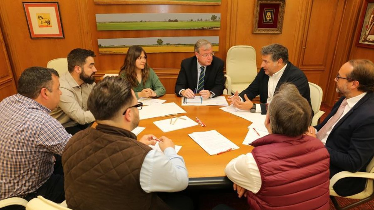 El alcalde, Antonio Silván, la concejala Marta Mejías, junto a los representantes de las residencias universitarias y del Círculo Empresarial Leonés.