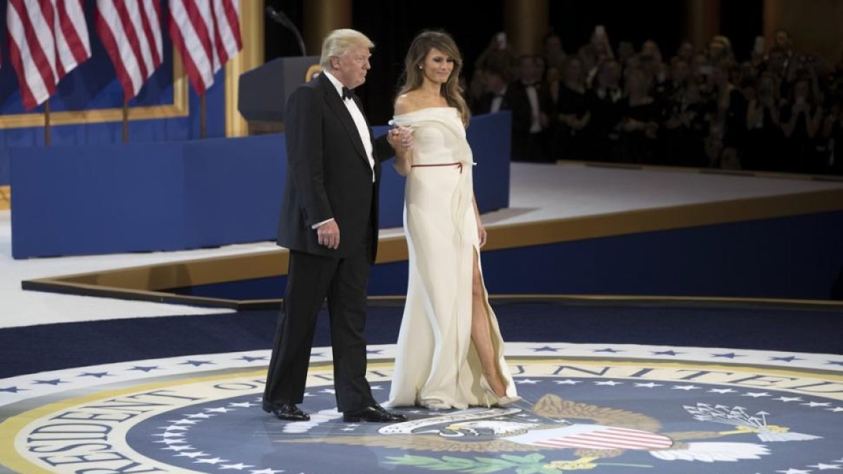Melania Trump, junto a Donald Trump, en el baile en homenaje a las Fuerzas Armadas.