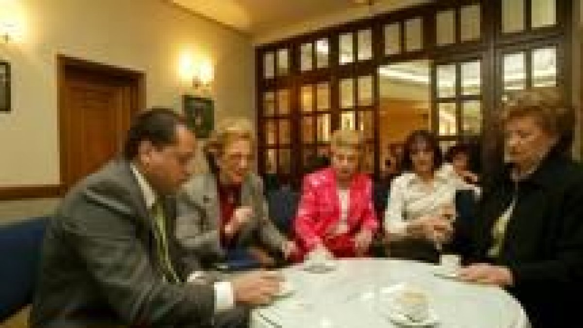 Amilivia toma un café con la junta directiva de las «berenguelas» antes de comenzar la conferencia