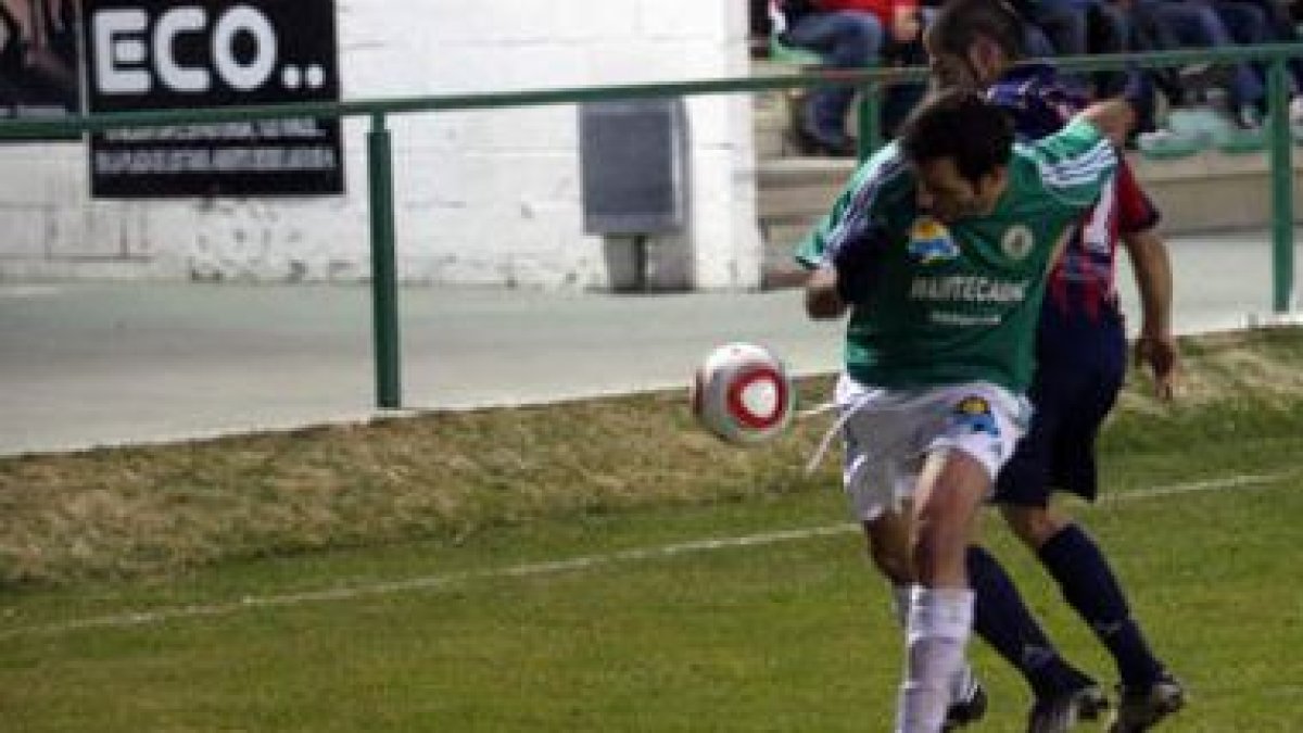 Javi Flórez intenta escaparse de un defensor. Suya fue ayer la mejor ocasión para el Astorga.