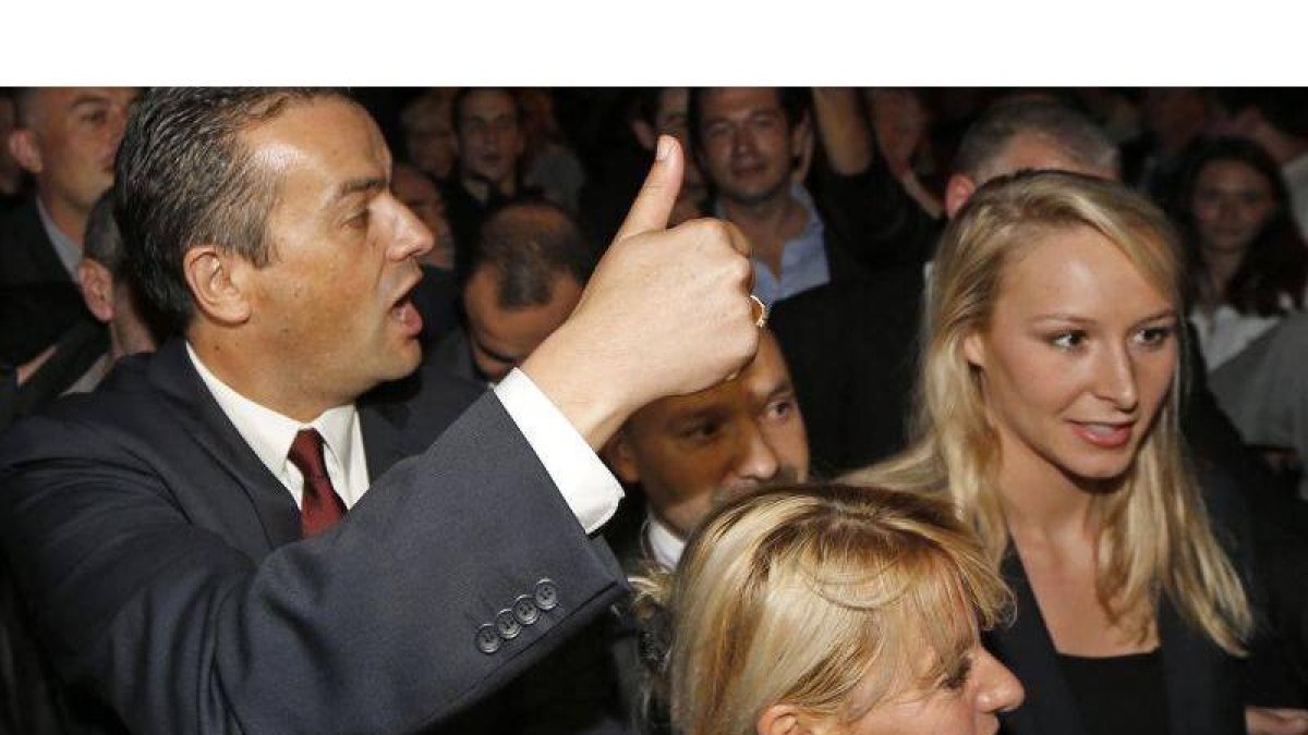 Laurent Lopez, candidato del Frente Nacional en Brignoles, celebra su victoria, ayer.