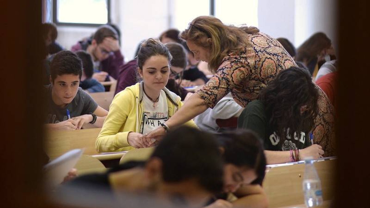 Alumnos examinándose en junio de la Selectividad