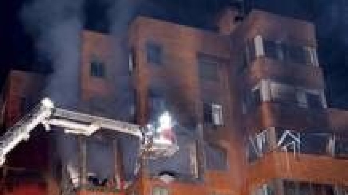Los bomberos de Cuenca sofocan las llamas tras la explosión en la casa