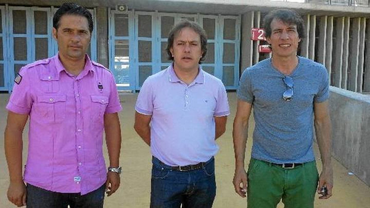 Andrés Fernández, en el centro, junto al que fuera director deportivo de la Cultural, Óscar Díez, a la izquierda. DL