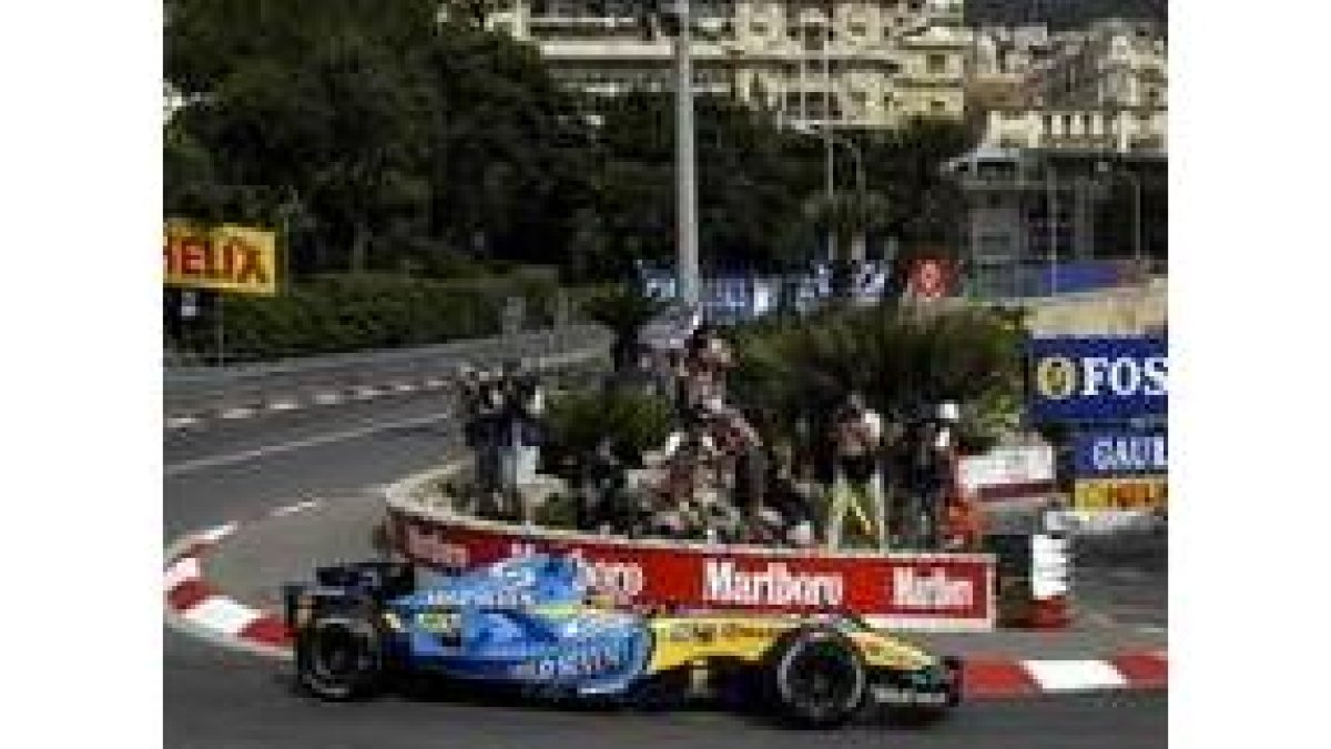 El piloto asturiano Fernando Alonso saldrá hoy en la primera línea