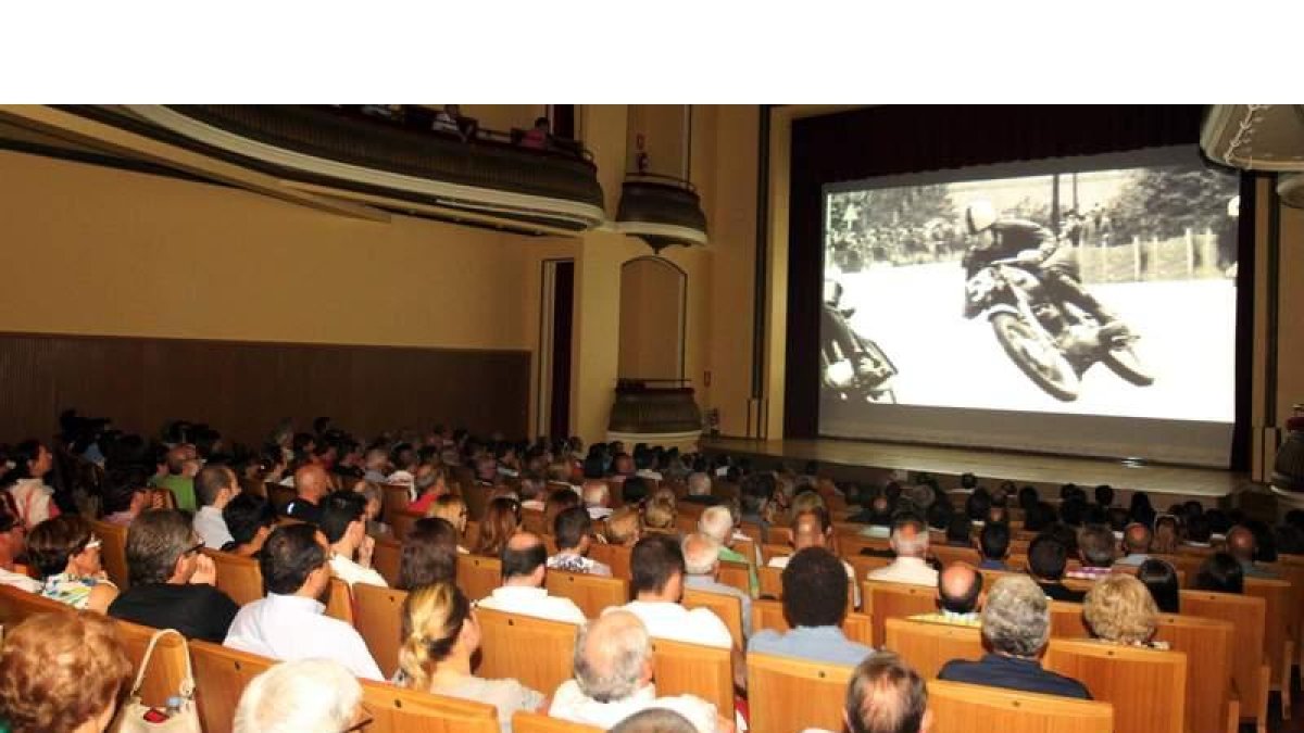 Imagen de archivo de la proyección de un documental en el Teatro Municipal de La Bañeza. RAMIRO