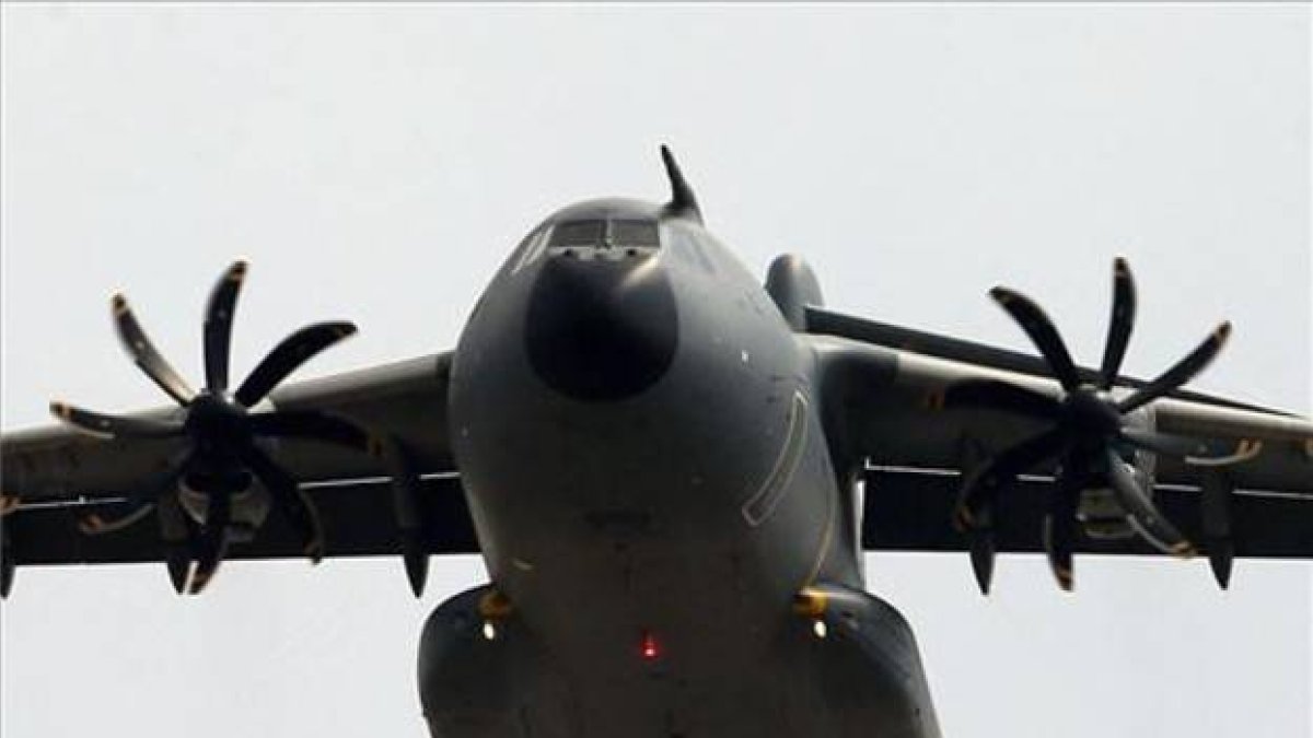 Un avión de carga militar de los Estados Unidos se dispone a aterrizar en la base militar turca de Incirlik, cerca de la ciudad de Adana.