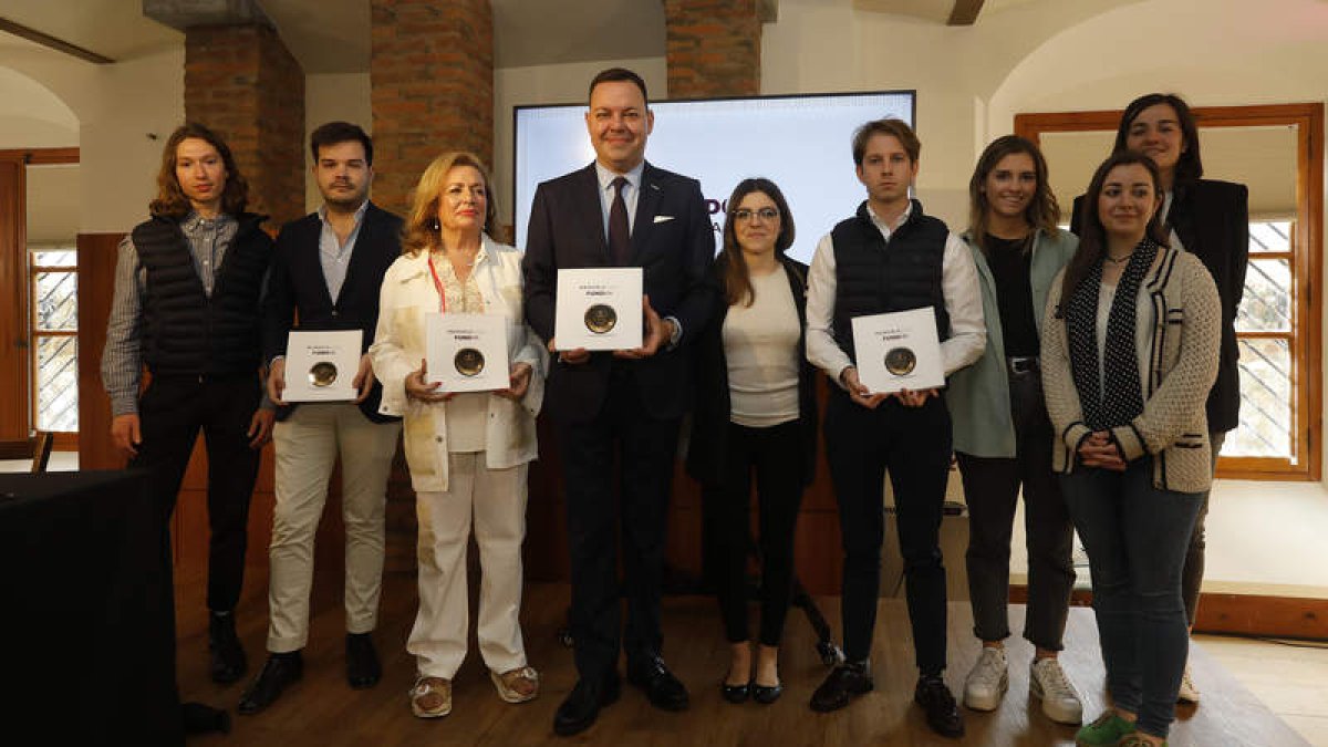 José María Viejo, en el centro de la imagen, presentó la memoria de la Fundación Obra Social de Castilla y León. FERNANDO OTERO