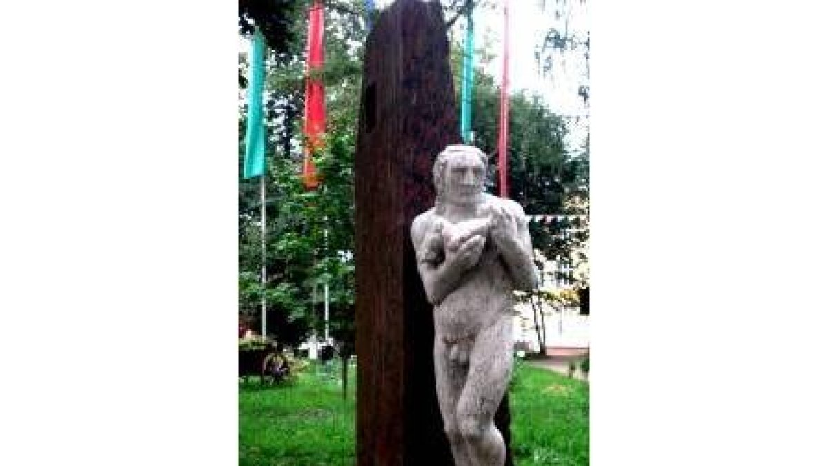 «El padre», escultura de Amancio González, en su emplazamiento ruso
