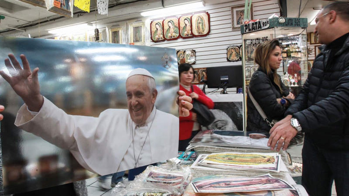 Una imagen del papa Francisco ofrecida a la venta, cerca a la Basílica de Guadalupe, en Ciudad de México. EFE/Alex Cruz