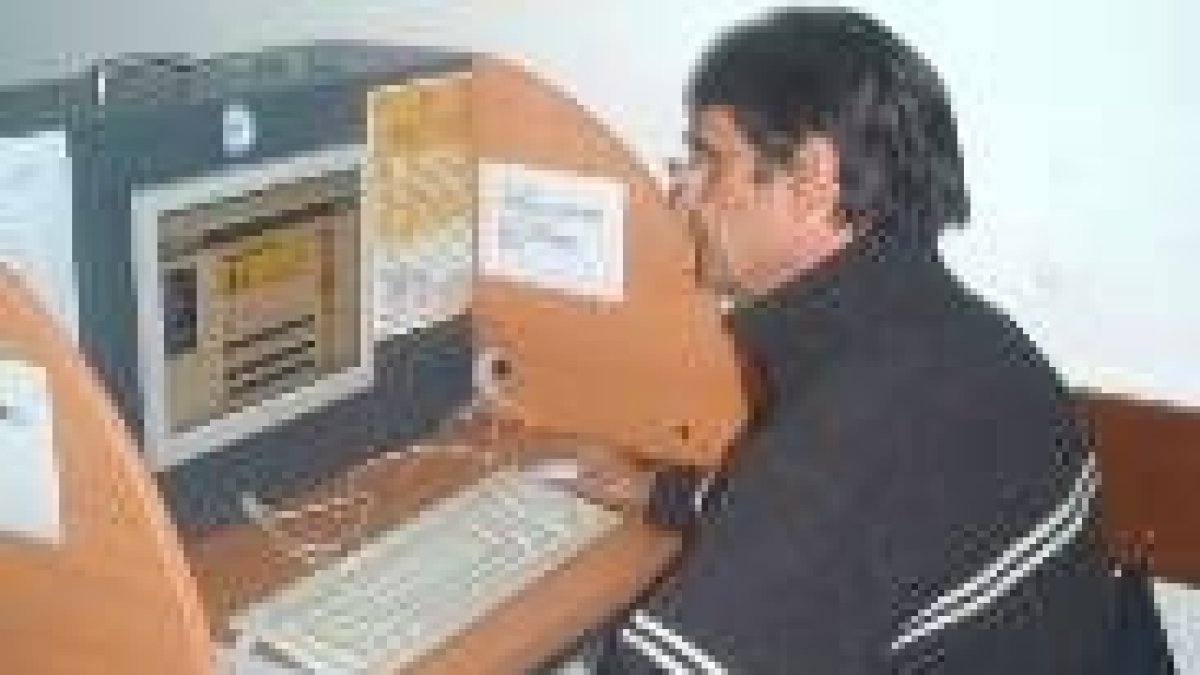 Un usuario del telecentro practica delante de uno de los diez puestos con ordenador