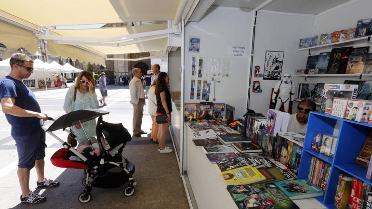 Un stand de la Feria del Libro de La Bañeza del año 2019. MARCIANO PÉREZ