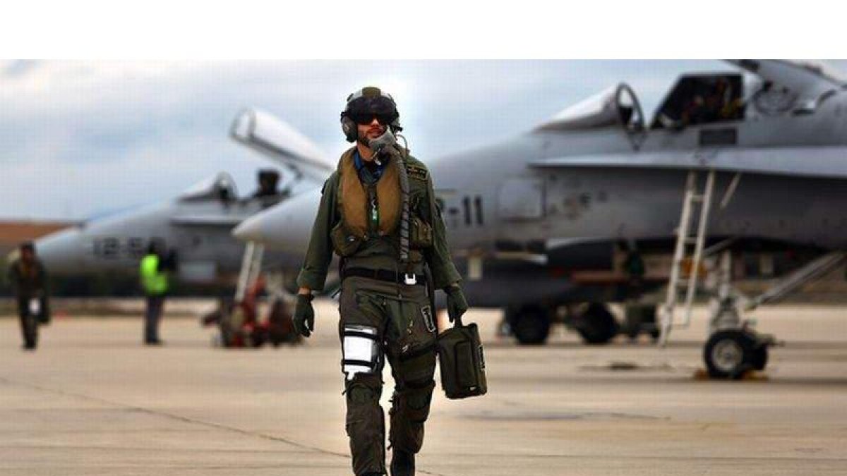 Un militar español abandona la pista, tras participar en unos vuelos de entrenamiento con F-18, el pasado marzo, en la base de Torrejón de Ardoz.