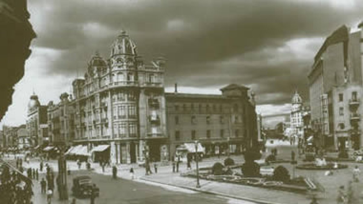 Plaza de Santo Domingo en 1960. Aún estaba el convento de las Agustinas Recoletas.