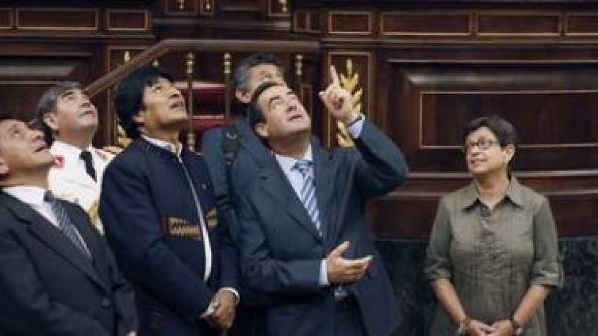 Bono muestra al presidente de Bolivia los disparos de Tejero en el techo del hemiciclo.