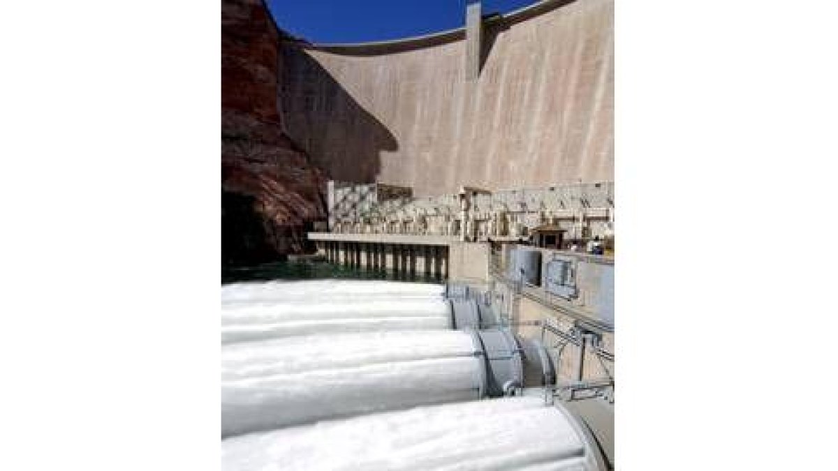 Gran cantidad de agua fluye en la presa de Glen Canyon, Arizona
