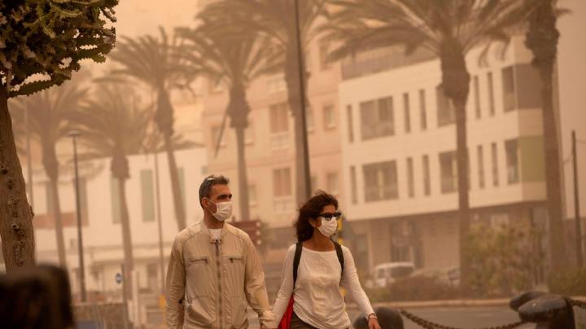 Una pareja pasea en Puerto del Rosario, Fuerteventura. CARLOS DE SAÁ