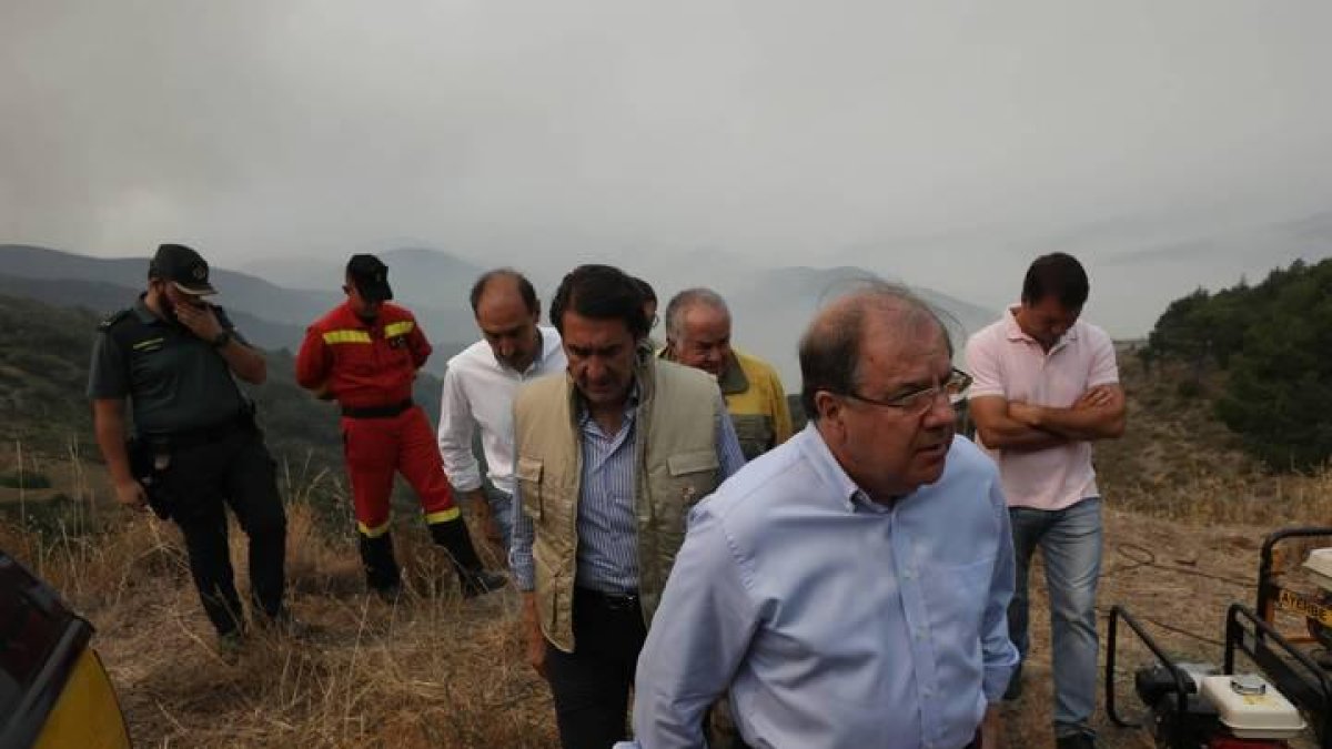 Juan Vicente Herrera y Suárez-Quiñones visitan una de las zonas afectadas por el incendio intencionado de La Cabrera.