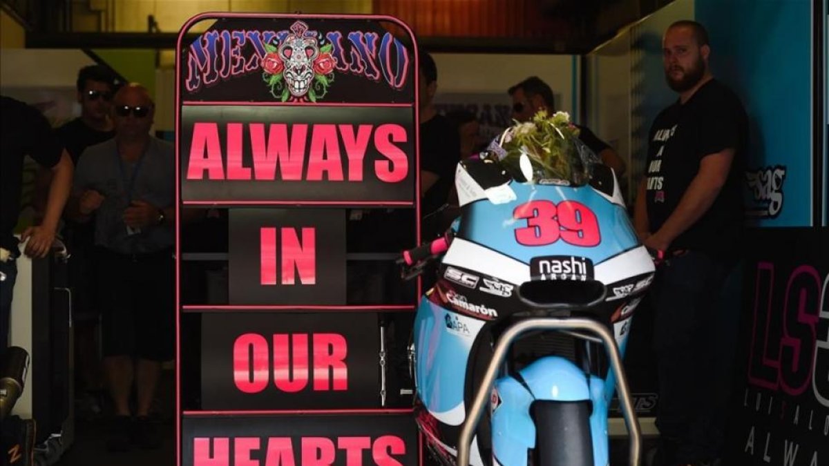 La moto de Luis Salom, en el box de su equipo, junto a la inscripción 'Siempre en nuestros corazones'.