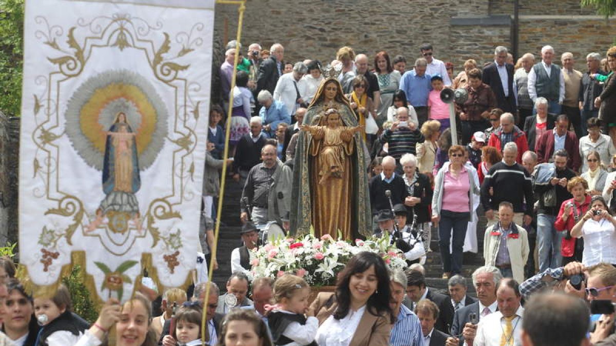 Los fieles sacaron en procesión la imagen de la Virgen de la Peña alrededor del santuario.