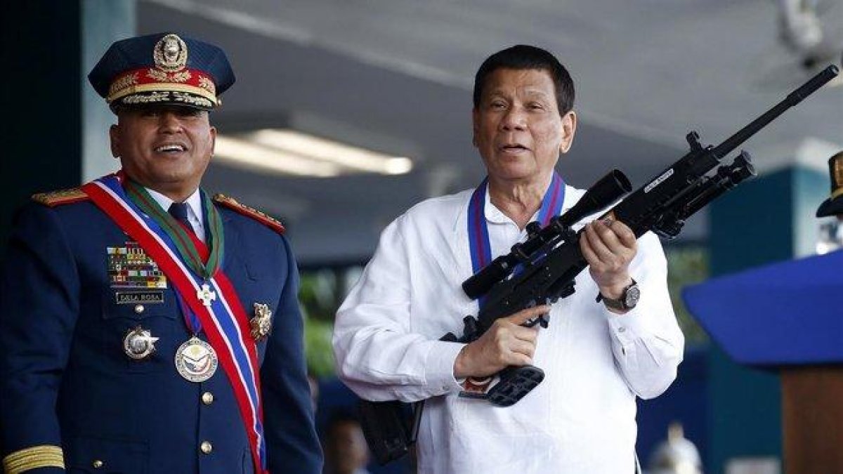 Imagen de archivo del presidente filipino, Rodrigo Duterte, fusil en mano.