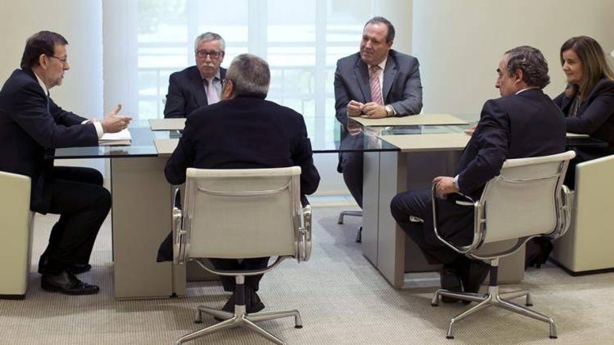 El jefe del Ejecutivo, Mariano Rajoy (i), y la ministra de Empleo, Fátima Báñez (d), durante la reunión que han mantenido con los presidentes de la CEOE, Juan Rosell (2d), y de CEPYME, Jesús Terciado (3d), y los secretarios generales de CCOO, Ignacio Fern