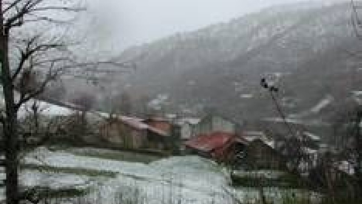 Imagen del pueblo de Caldevilla de Valdeón, en Picos de Europa, con su manto de nieve