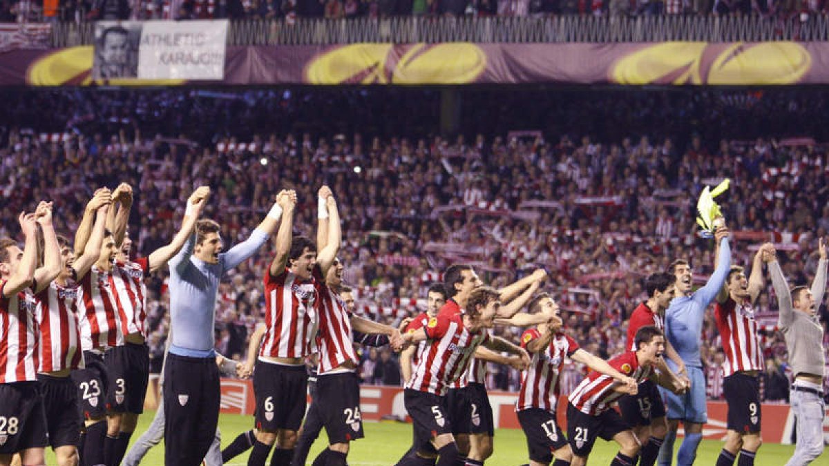 Los jugadores del Athletic celebran con Bielsa como protagonista su clasificación.