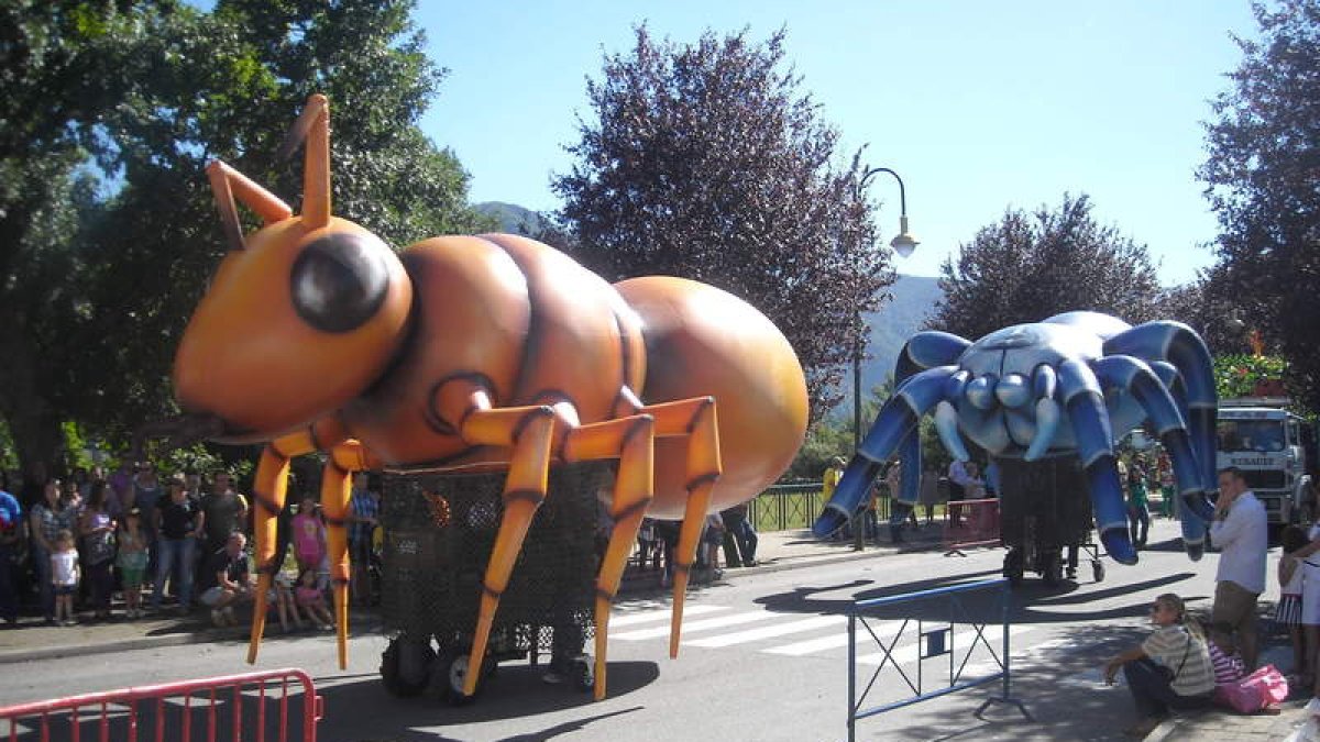La hormiga gigante fue uno de los principales atractivos del desfile de este año.