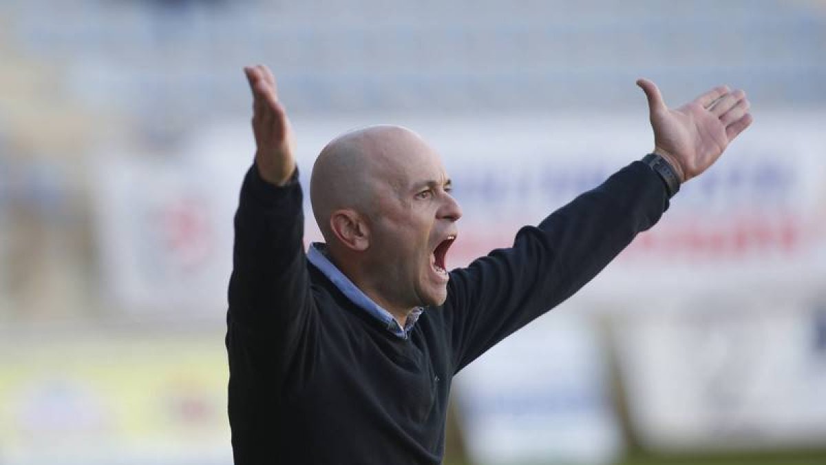 Javier Cabello, entrenador de la Cultural, gesticula en el partido