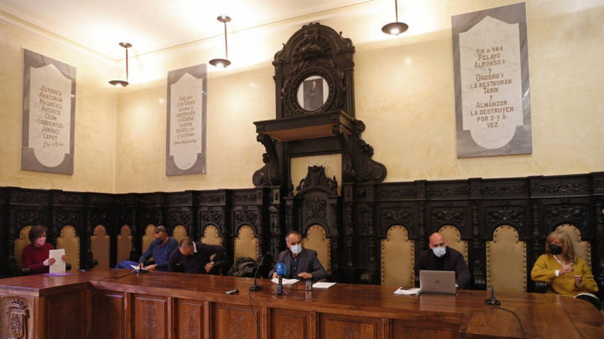 Pleno extraordinario en el Ayuntamiento de Astorga por el caso de Jáñez. F.ERNANDO OTERO