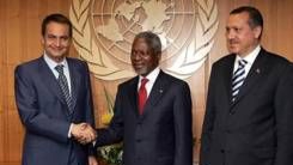 Zapatero, Annan y Erdogan, ayer tras su encuentro en la planta 38 de la ONU en Nueva York
