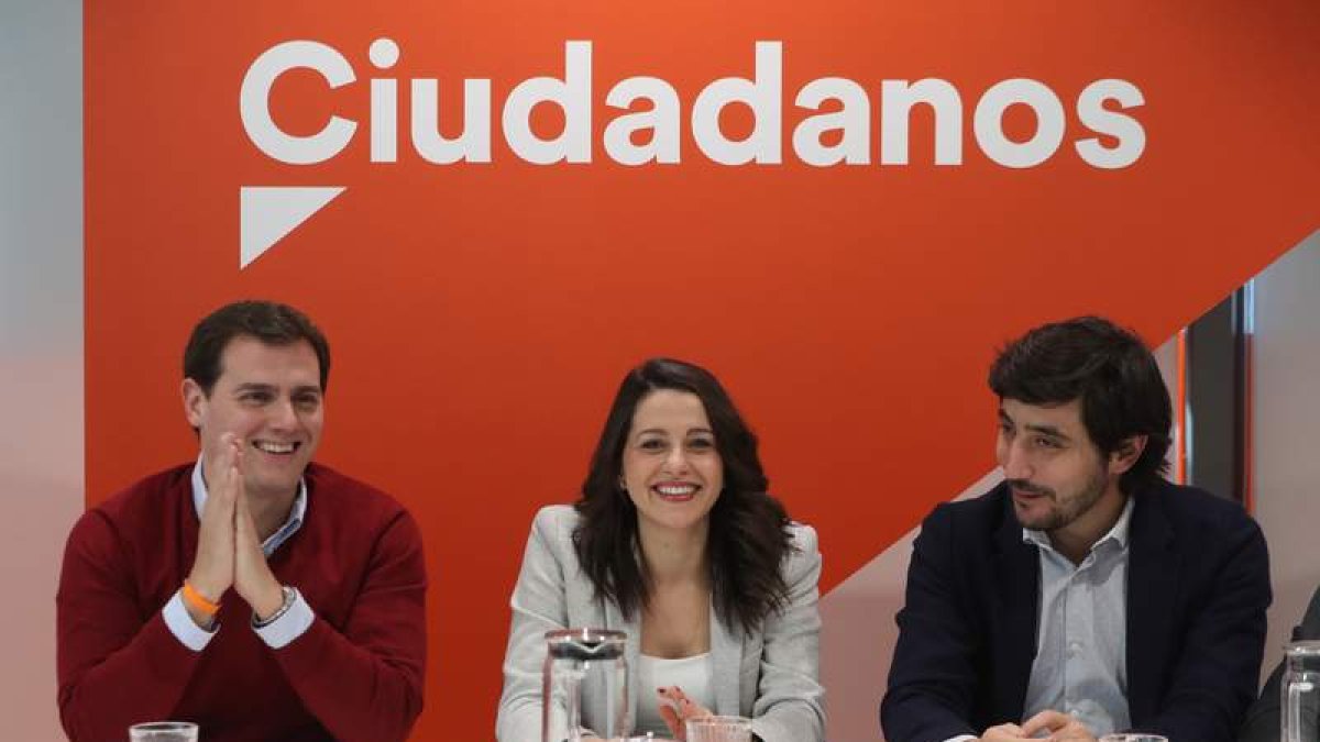 El presidente de Ciudadanos, Albert Rivera, junto a Inés Arrimadas y Toni Roldán. J .J. GUILLÉN