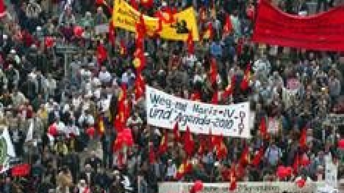 Los alemanes salen a la calle para protestar por las recortes sociales del Gobierno de Schröder