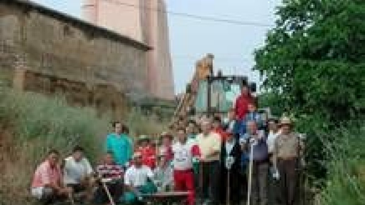 Vecinos de Villagallegos que participaron en la limpieza del pueblo