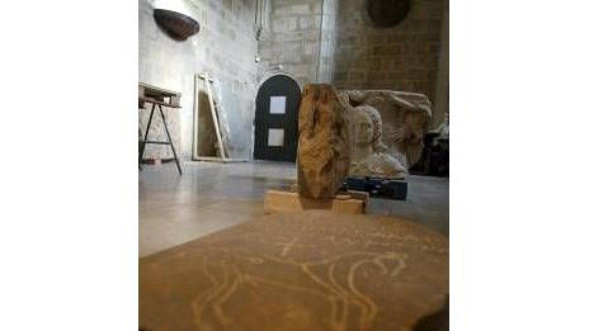 Estela funeraria vadiniense que ya ha sido restaurada e introducida en el interior del Museo