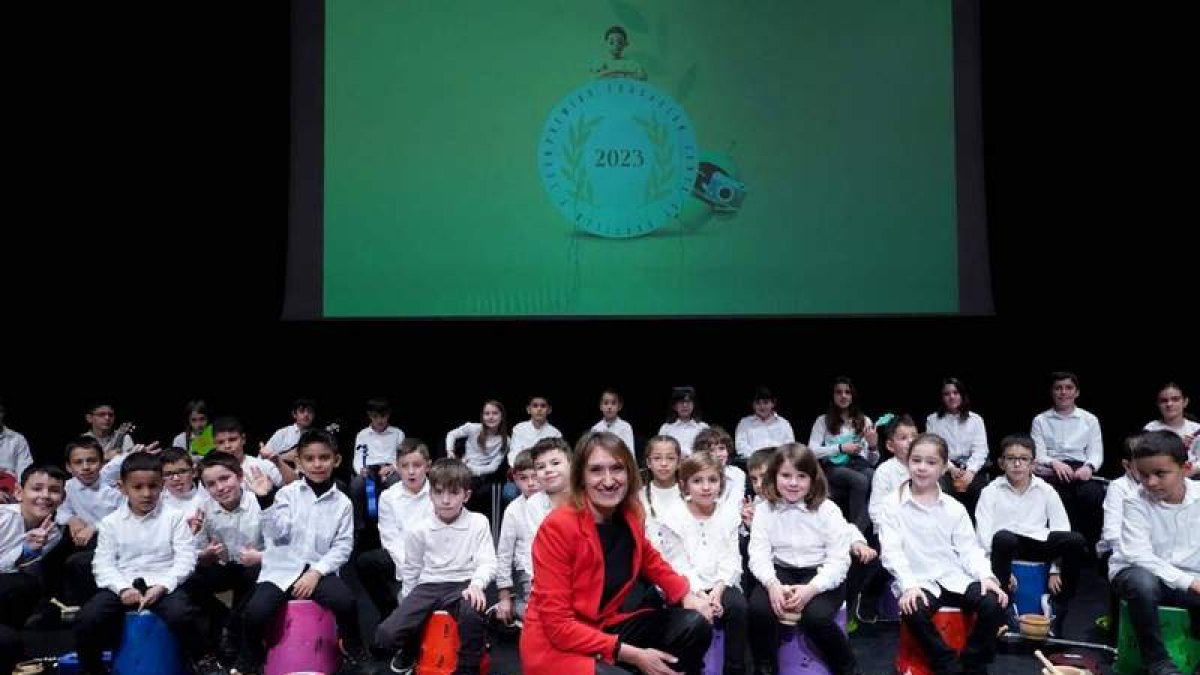 La consejera de Edducación, Rocío Lucas, con los niños y niñas del CRA de Villamañán. DL