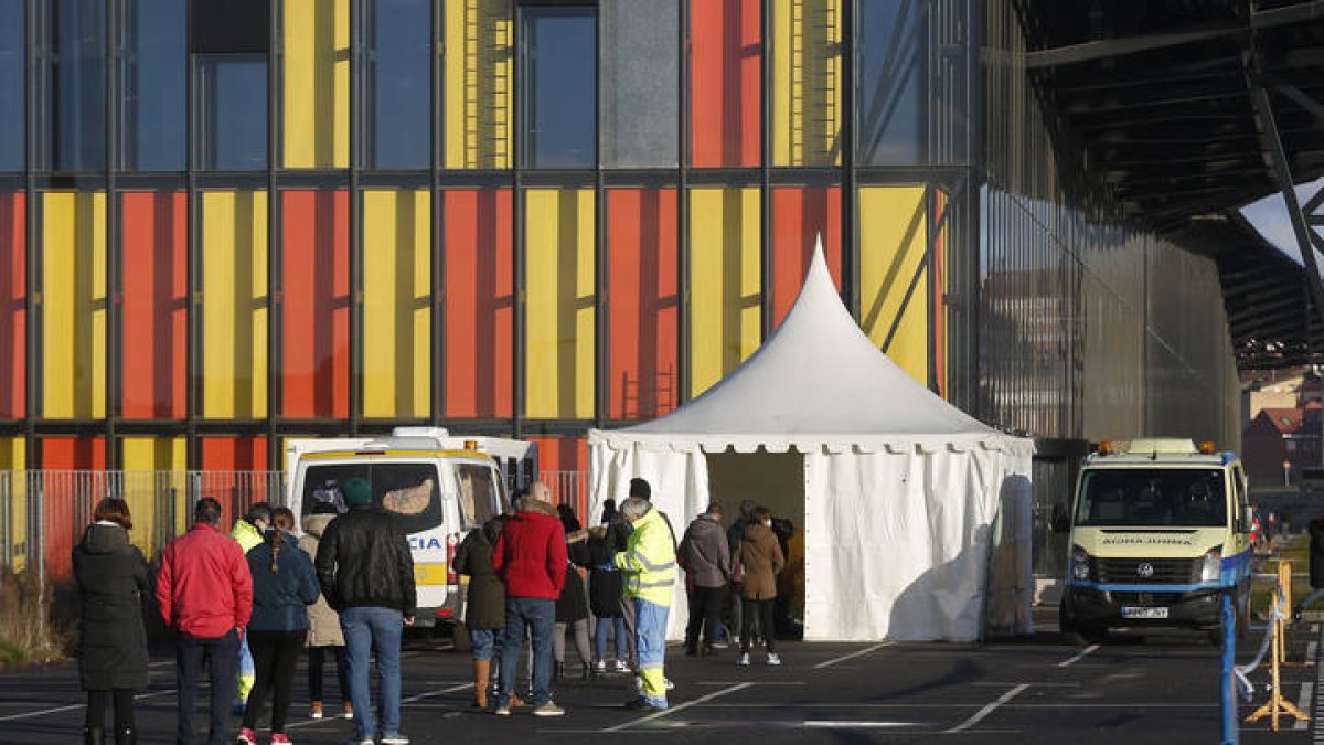 Carpa para realizar test de antígenos de covid-19, en el aparcamiento del Palacio de exposiciones de León. F. Otero Perandones.