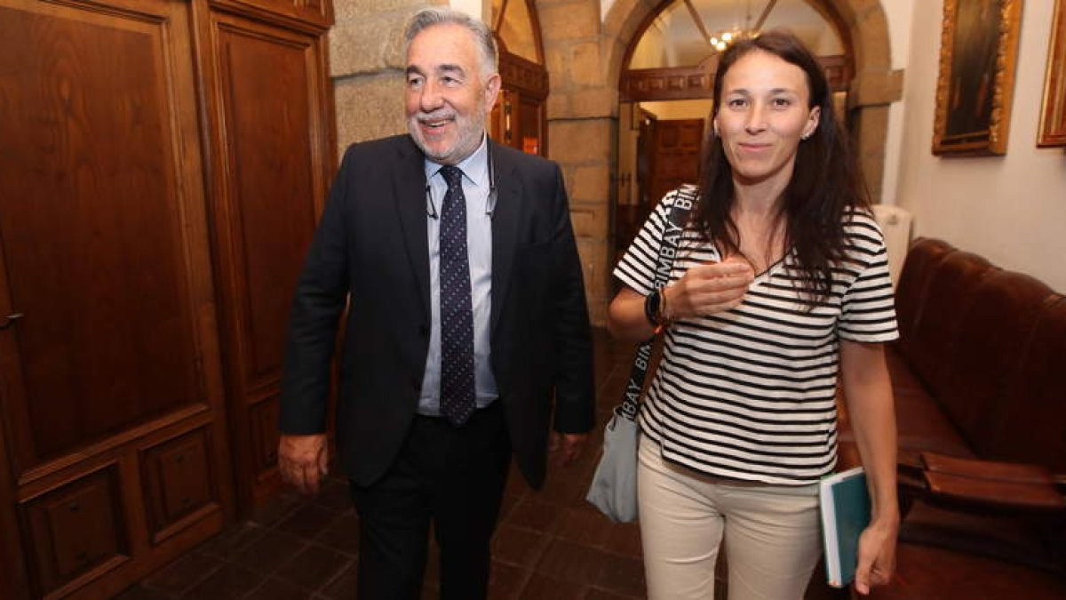 Silvano, presidente de la Deportiva, y Eva González, concejala de Deportes, ayer en el Consistorio. LDLM