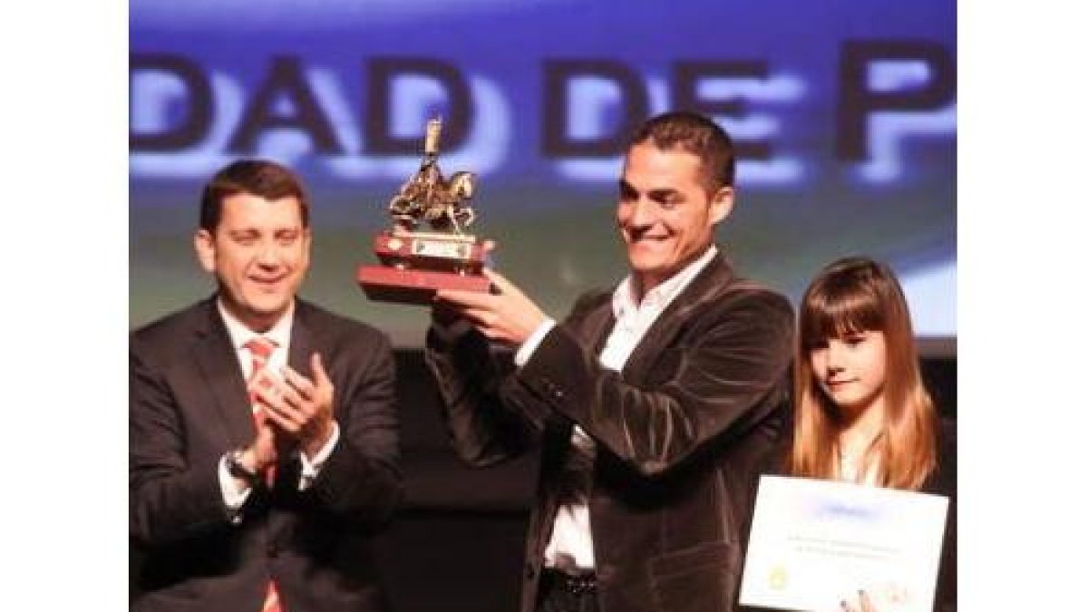 Alejandro Martínez, con el premio al mejor deportista ponferradino del 2010