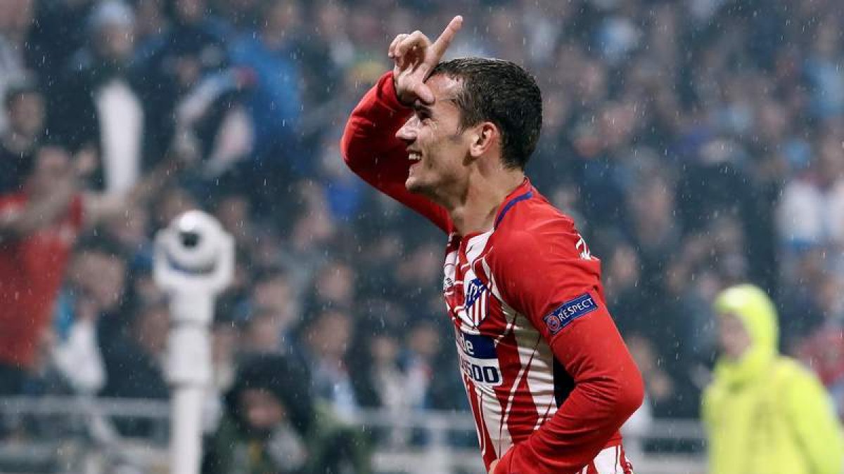 Griezmann celebra uno de sus dos goles ante el Marsella en la final de Lyon. MARISCAL