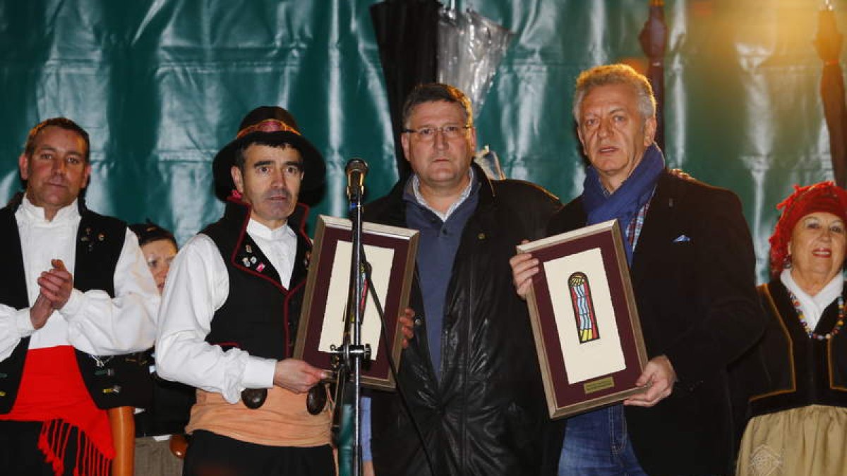 Julio Cayón recibió anoche el homenaje del barrio.