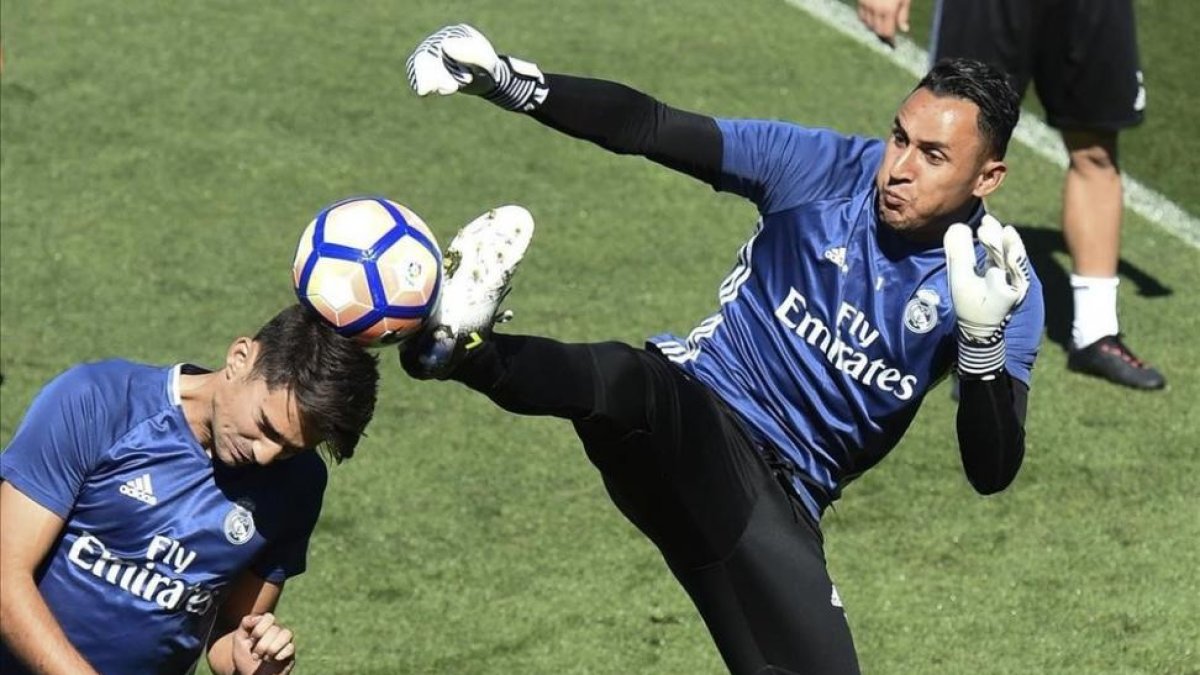 Keylor Navas realiza una entrada peligrosa durante el entrenamiento de este sábado.