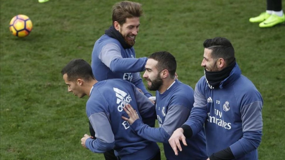 Casilla, Carvajal, Ramos y Lucas Vázquez bromean en el entrenamiento de este martes en Valdebebas.