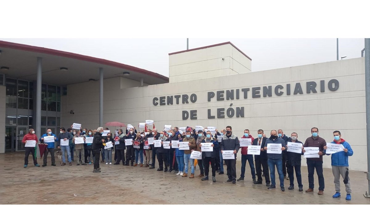 Protesta, esta mañana, de los funcionarios de prisiones en la cárcel de Villahierro. DL