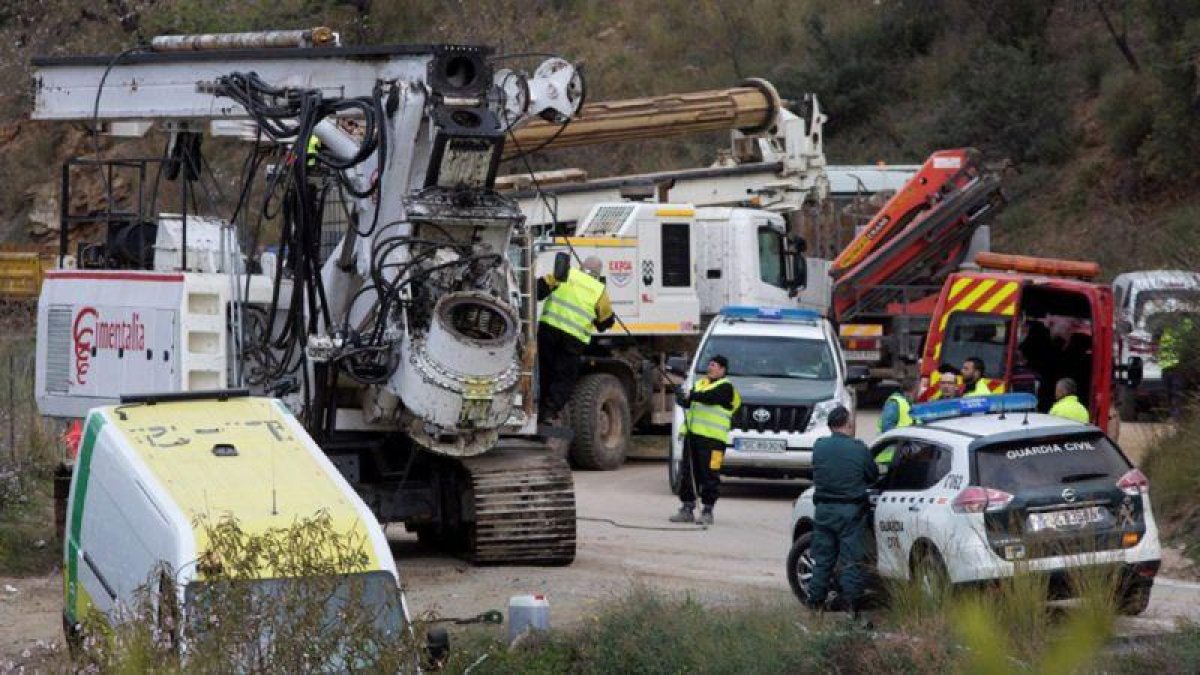 Llegada de maquinaria pesada a Totalán (Málaga) para el rescate del niño Julen.