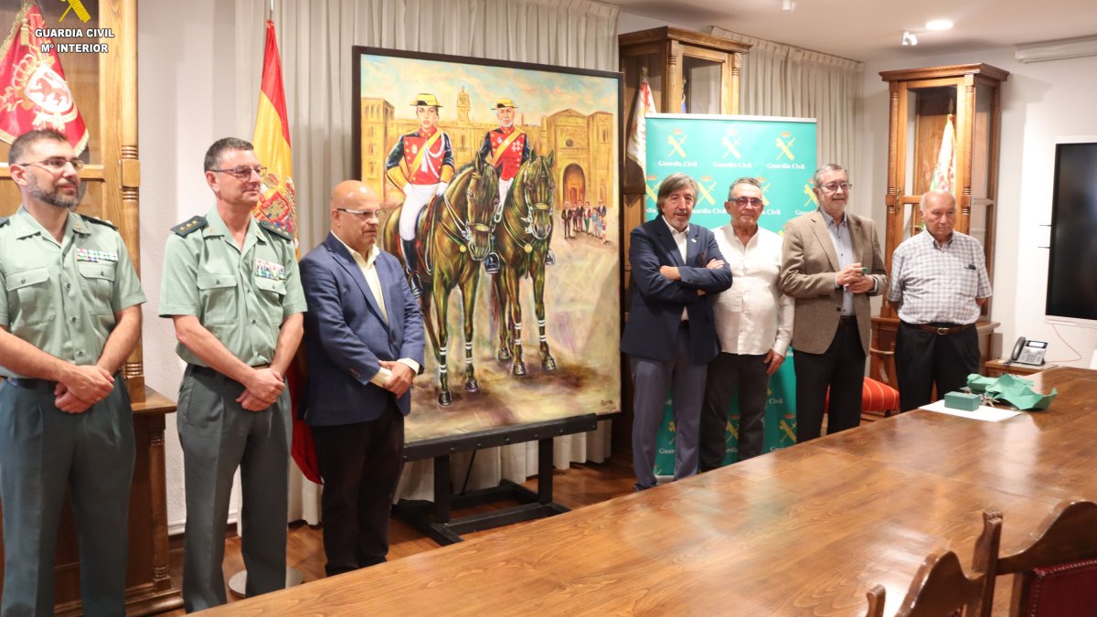 La Comandancia de la Guardia Civil de León ha recibido por parte de la junta vecinal de San Cibrián de Ardón un cuadro con motivo de su patrona La Virgen del Pilar. DL