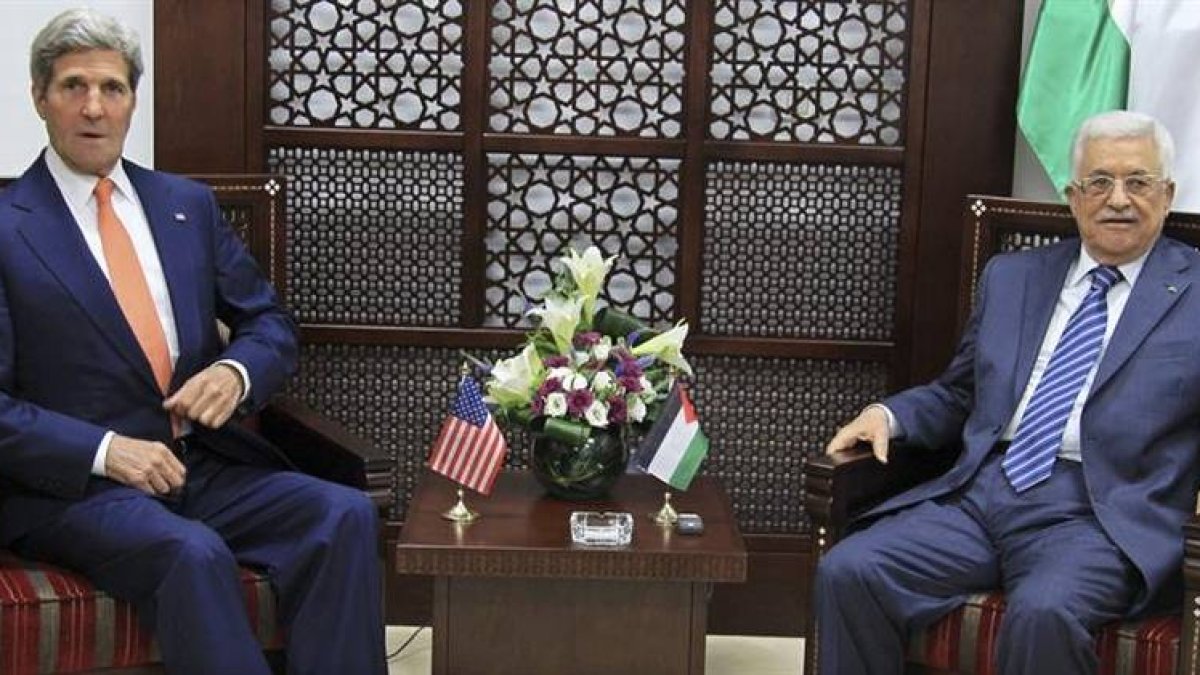 El secretario de Estado estadounidense, John Kerry (i), durante su reunión con el presidente palestino, Mahmud Abás (d), en Ramala, Cisjordania.