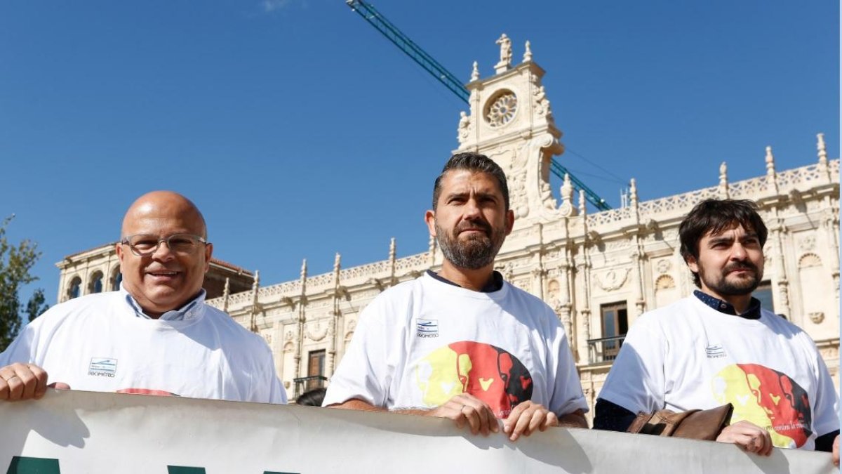 El subdelegado del Gobierno, Frustino Sánchez, junto a los periodistas Emilio Gancedo y Carlos J. Domínguez